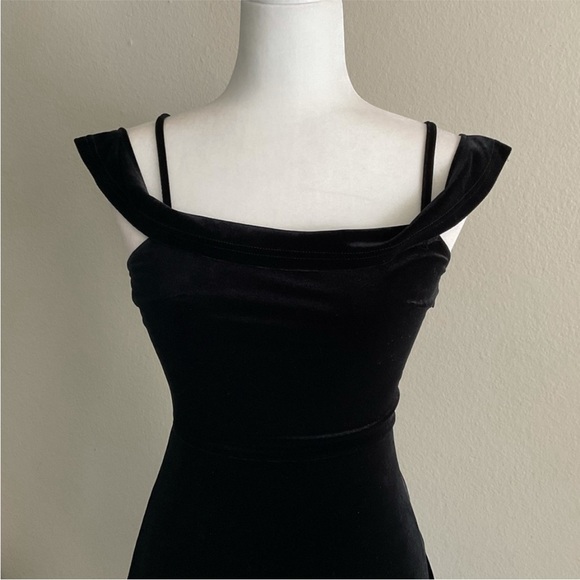 Lulus My Kind Of Romance Black Velvet Off The Shoulder Mini Dress✨ - Picture 6 of 7